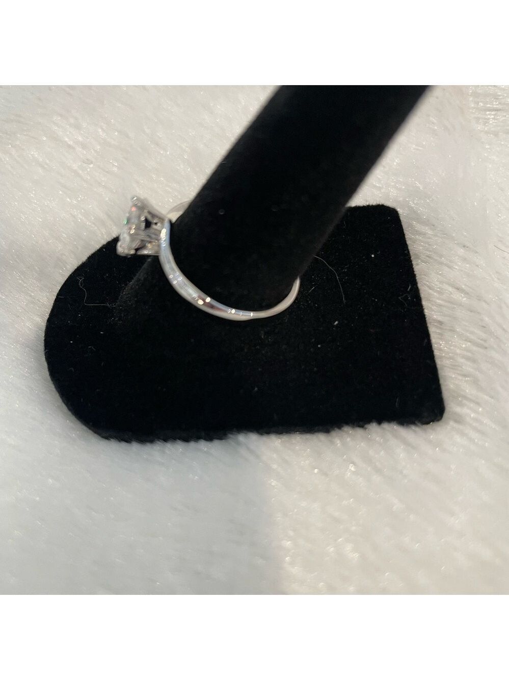 Woman’s Moissanite solitaire woman’s ring size 8 - Picture 3 of 4